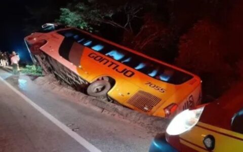 Ônibus com mais de 20 passageiros tomba após cair em buraco na BR-262