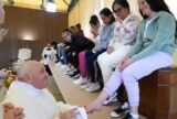Papa Francisco quebra tradição da Páscoa e lava pés de 12 detentas em Roma
