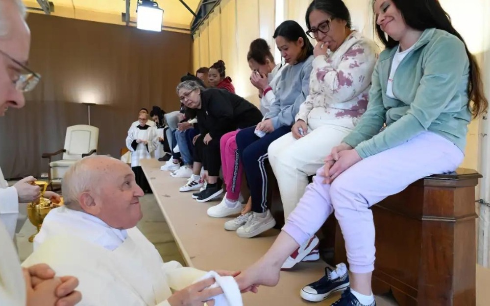Papa Francisco quebra tradição da Páscoa e lava pés de 12 detentas em Roma Papa Francisco quebra tradição da Páscoa e lava pés de 12 detentas em Roma