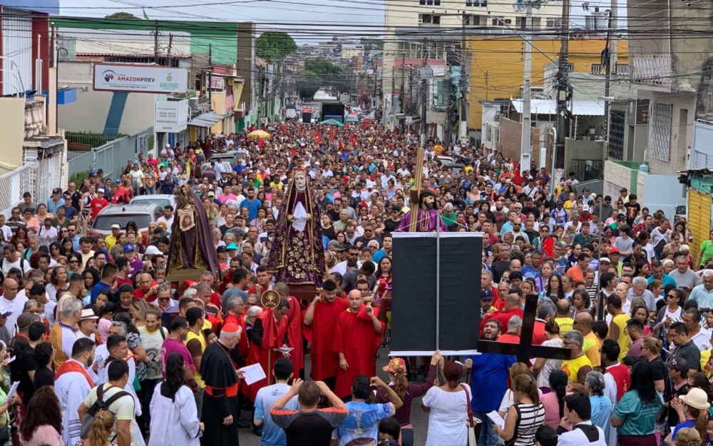 Via Sacra reúne milhares de fiéis no Centro de Manaus Via Sacra reúne milhares de fiéis no Centro de Manaus