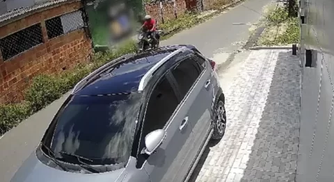 Homens armados assaltam mãe e filho no bairro de Flores