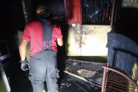 Família usa buraco para fugir de incêndio em Manaus