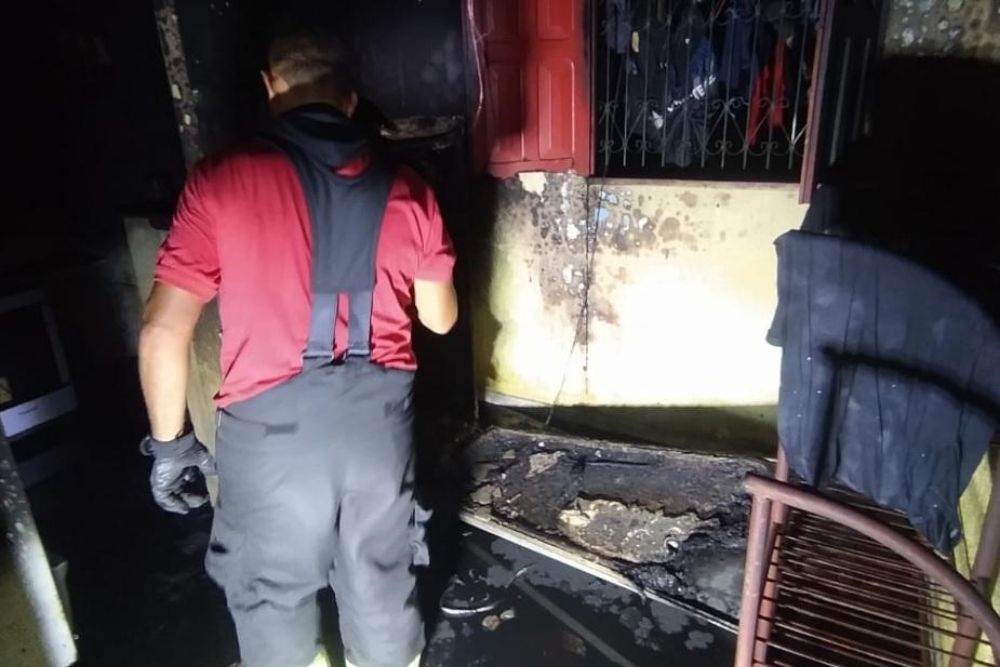 Família usa buraco para fugir de incêndio em Manaus Família usa buraco para fugir de incêndio em Manaus