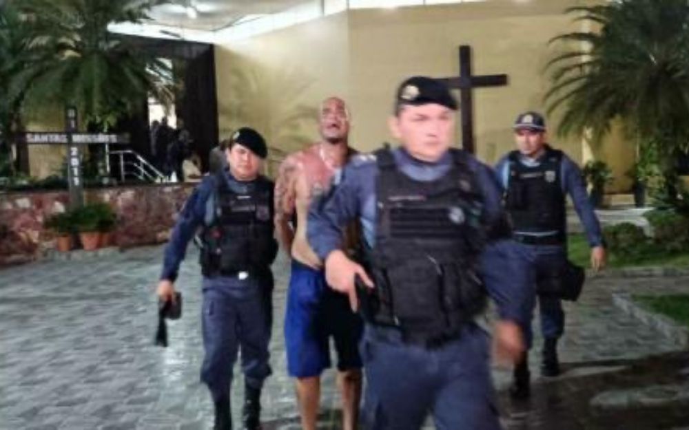 Homem invade igreja e ameaça matar fiéis no bairro Dom Pedro Homem invade igreja e ameaça matar fiéis no bairro Dom Pedro