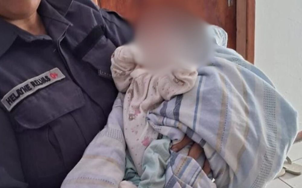 Beb&ecirc; &eacute; abandonado em caixa de papel&atilde;o no bairro Cidade de Deus