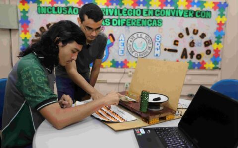 Escola do Amazonas desenvolve teclado musical adaptado para alunos com deficiência auditiva, visual e intelectual