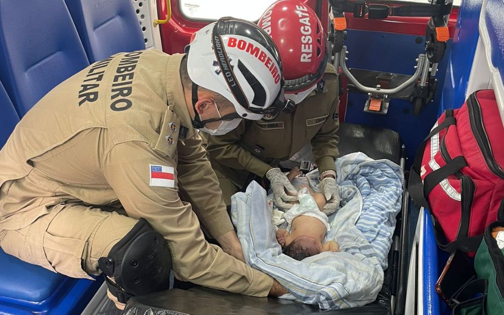 Bombeiros resgatam bebê abandonado dentro de caixa de papelão no bairro Cidade de Deus Bombeiros resgatam bebê abandonado dentro de caixa de papelão no bairro Cidade de Deus
