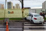 Carro colide contra poste e causa forte congestionamento na avenida Efigênio Sales