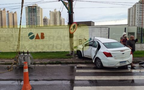 Carro colide contra poste e causa forte congestionamento na avenida Efigênio Sales