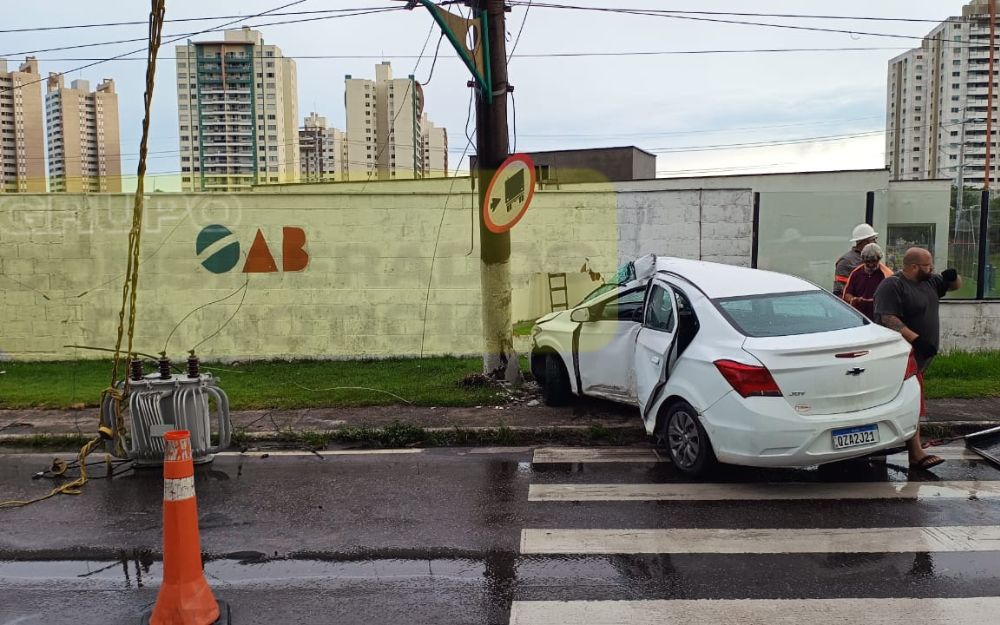 Carro colide contra poste e causa forte congestionamento na avenida Efigênio Sales Carro colide contra poste e causa forte congestionamento na avenida Efigênio Sales