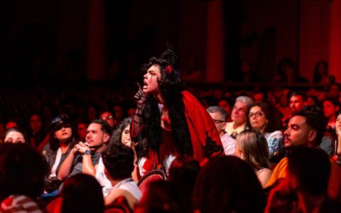 Com ingressos esgostados, 'Cabaré Chinelo' é destaque no 32ª Festival de Curitiba