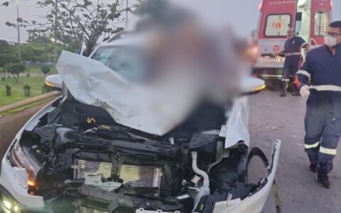 Motociclista morre e esposa fica gravemente ferida após casal colidir contra carro que trafegava na contramão em Manaus