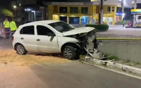 Motorista dorme ao volante e colide contra muro de viaduto na avenida Mário Ypiranga