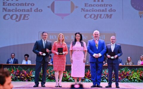 Presidente do TCE-AM recebe medalhas em evento nacional pela criação da Ouvidoria da Mulher