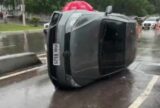 Motorista perde controle da direção e capota ao tentar acessar avenida Efigênio Sales