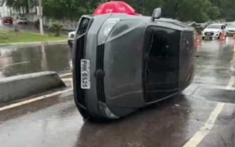Motorista perde controle da direção e capota ao tentar acessar avenida Efigênio Sales