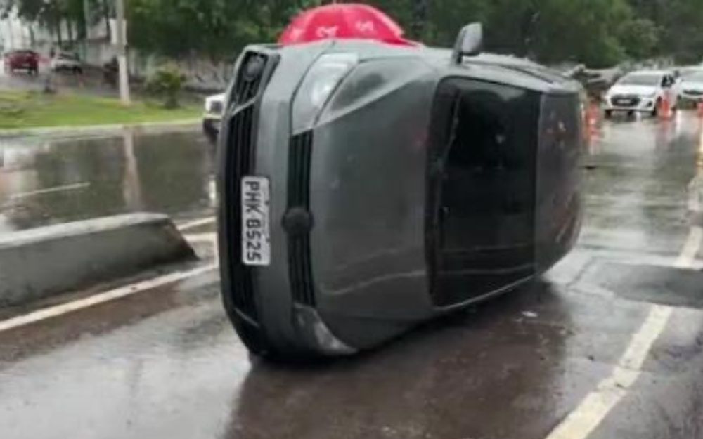 Motorista perde controle da direção e capota ao tentar acessar avenida Efigênio Sales Motorista perde controle da direção e capota ao tentar acessar avenida Efigênio Sales