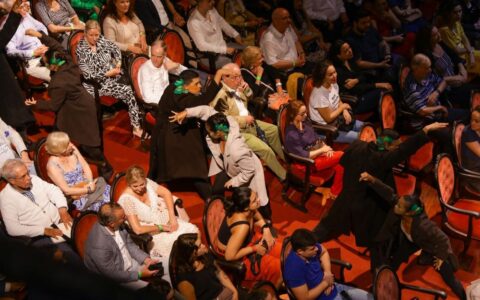 Estreia de ‘Carmina Burana' encanta amazonenses e turistas no Teatro Amazonas