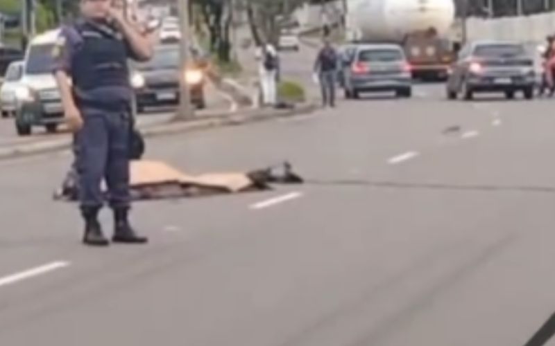 Motociclista morre ao enroscar perna em fio elétrico solto na avenida Rodrigo Otávio Motociclista morre ao enroscar perna em fio elétrico solto na avenida Rodrigo Otávio