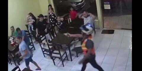 Falso mototaxista rende clientes durante assalto em lanchonete no Novo Aleixo