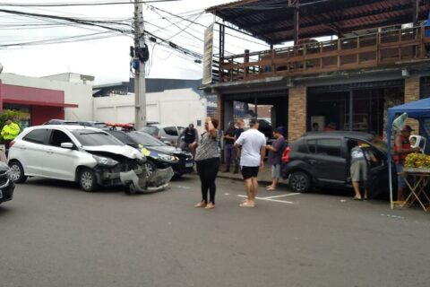 Acidente entre carros deixa motorista ferida no bairro Nossa Sra. das Graças