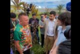 Amom Mandel e Sabá Reis discutem sobre coleta de lixo em frente ao aterro sanitário de Manaus