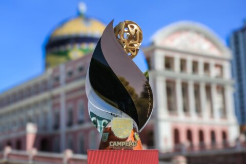 Troféu de campeão do Barezão 2024 homenageia encontro dos rios Negro e Solimões