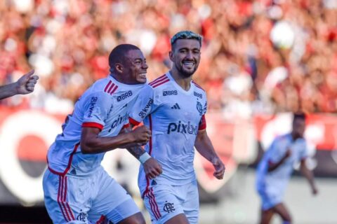 Flamengo marca no fim e vence Atlético-GO na estreia do Brasileirão