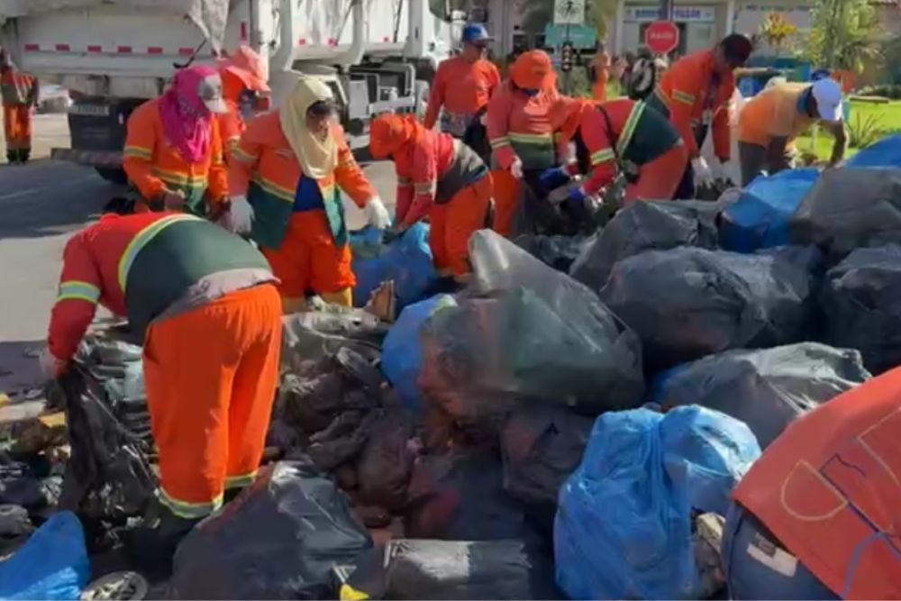 Prefeitura retira lixo que Amom Mandel deixou em frente ao aterro sanitário de Manaus Prefeitura retira lixo que Amom Mandel deixou em frente ao aterro sanitário de Manaus