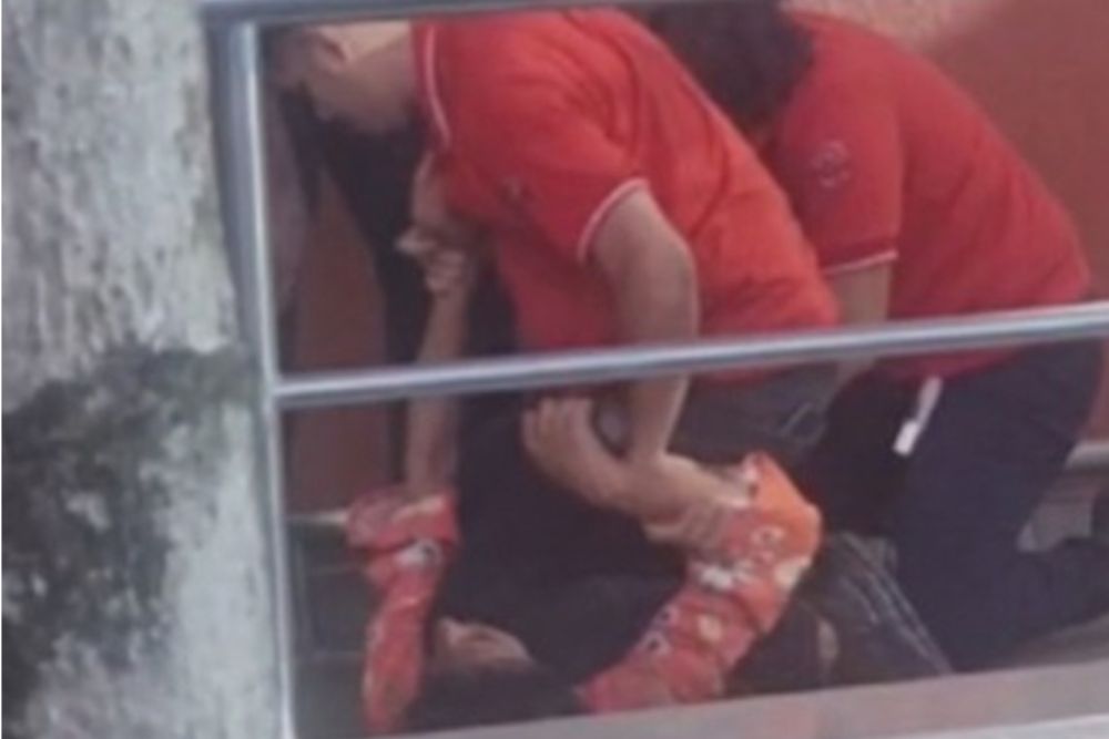 Mulher é imobilizada e agredida por funcionários de supermercado em Manaus Mulher é imobilizada e agredida por funcionários de supermercado em Manaus
