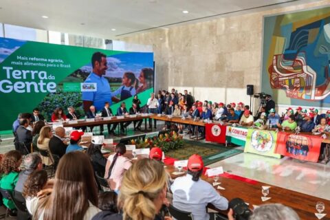 Governo anuncia plano para assentar 295 mil famílias até 2026