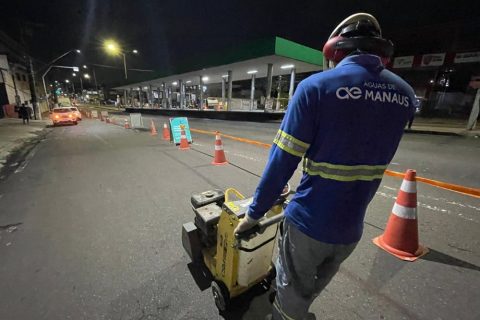 Obras de implantação de redes de esgoto avançam para novo trecho da Avenida Constantino Nery