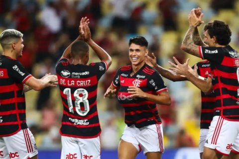 Flamengo derrota São Paulo por 2 a 1 e assume liderança do Brasileirão