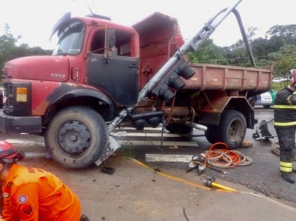 Motorista que pulou de caçamba em acidente de trânsito morre em hospital de Manaus