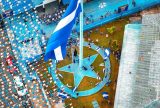 Hasteamento do Pavilhão Caprichoso marca abertura da semana azulada em Parintins