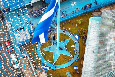 Hasteamento do Pavilhão Caprichoso marca abertura da semana azulada em Parintins