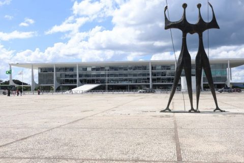 Governo lança projeto para restaurar Praça dos Três Poderes