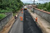 Rua do bairro Tarumã recebe pavimentação após 25 anos em solo natural