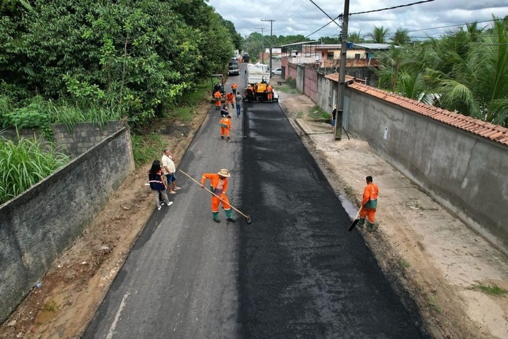 Rua do bairro Tarumã recebe pavimentação após 25 anos em solo natural Rua do bairro Tarumã recebe pavimentação após 25 anos em solo natural
