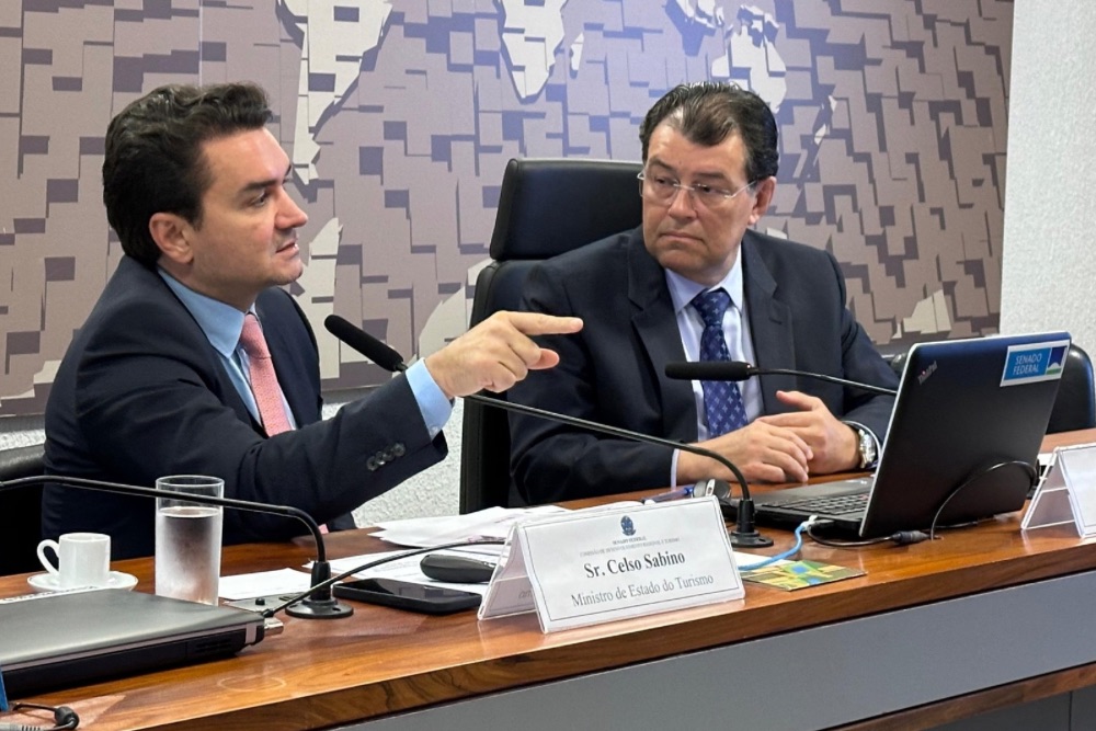 Senador Eduardo Braga cobra redução dos preços das passagens aéreas no Brasil durante audiência com Ministro do Turismo Senador Eduardo Braga cobra redução dos preços das passagens aéreas no Brasil durante audiência com Ministro do Turismo