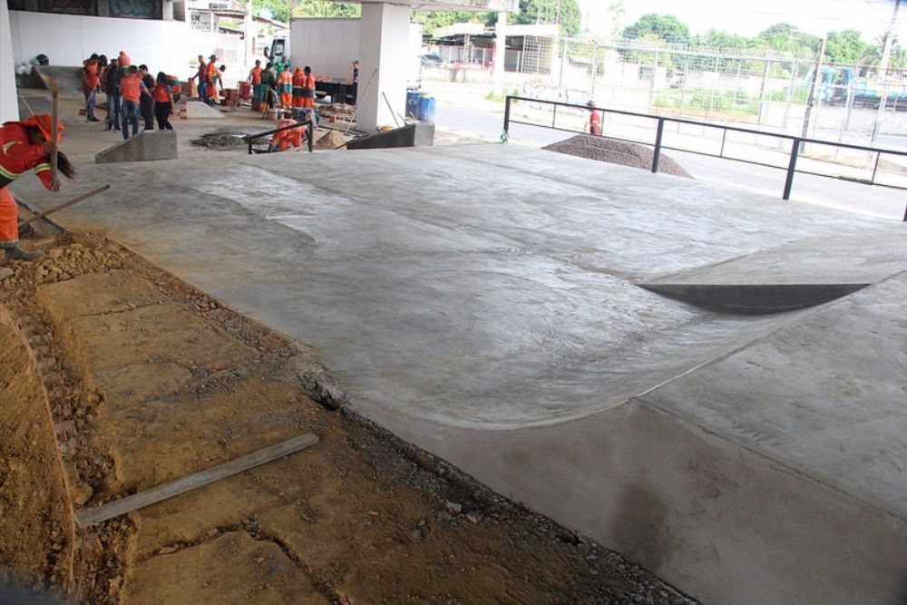 Nova pista de skate é construída embaixo do viaduto do Manoa Nova pista de skate é construída embaixo do viaduto do Manoa
