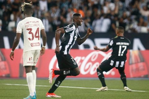 Botafogo supera Universitario e conquista primeira vitória na Libertadores