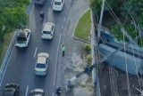Motorista dorme ao volante e derruba poste de energia na avenida Efigênio Salles