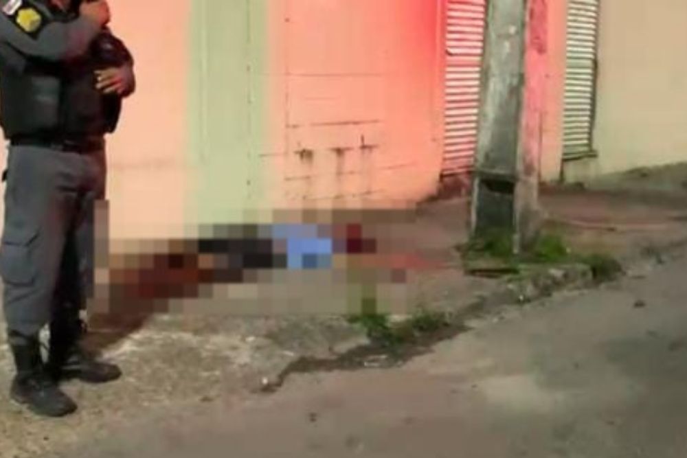 Homem é morto com tiros na cabeça em calçada na Zona Norte de Manaus Homem é morto com tiros na cabeça em calçada na Zona Norte de Manaus