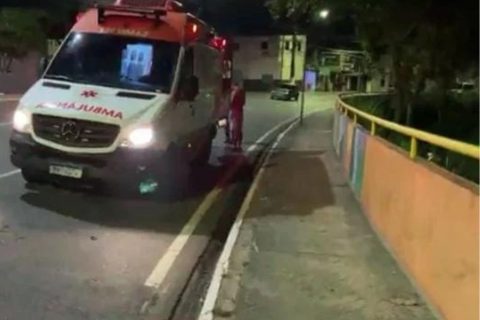 Mulher fica ferida após moto bater em carro na Avenida Brasil
