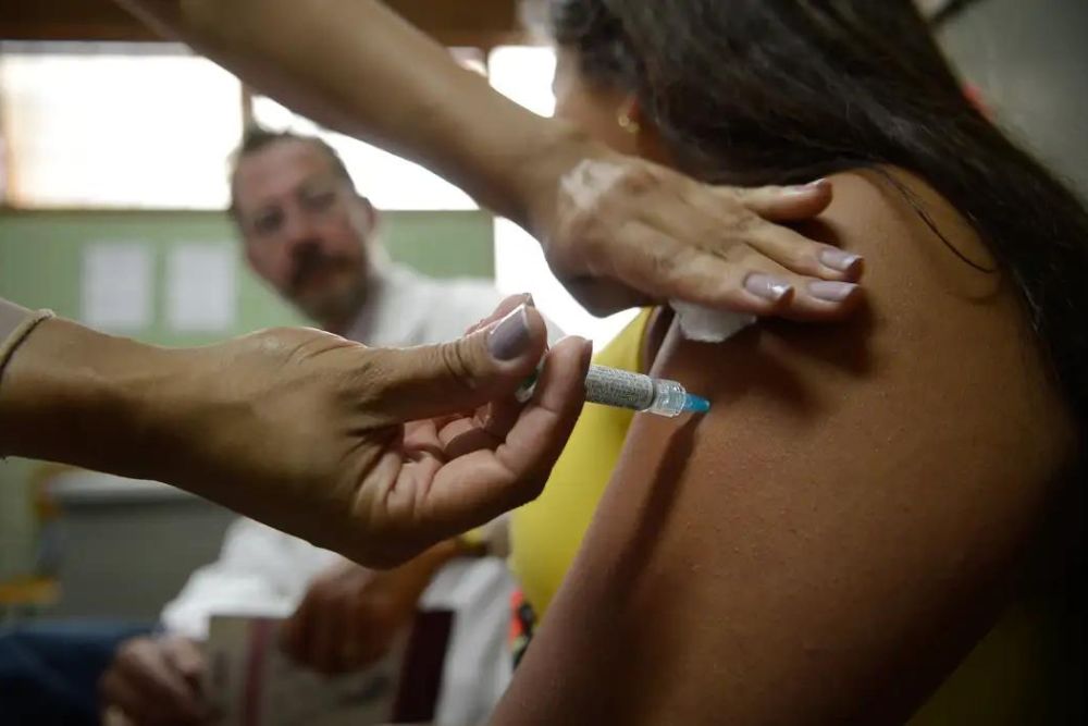 Governo aumenta p&uacute;blico-alvo da vacina&ccedil;&atilde;o contra HPV