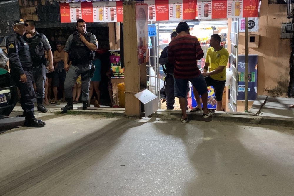 Homem é executado a tiros em mercadinho no bairro Tancredo Neves Homem é executado a tiros em mercadinho no bairro Tancredo Neves