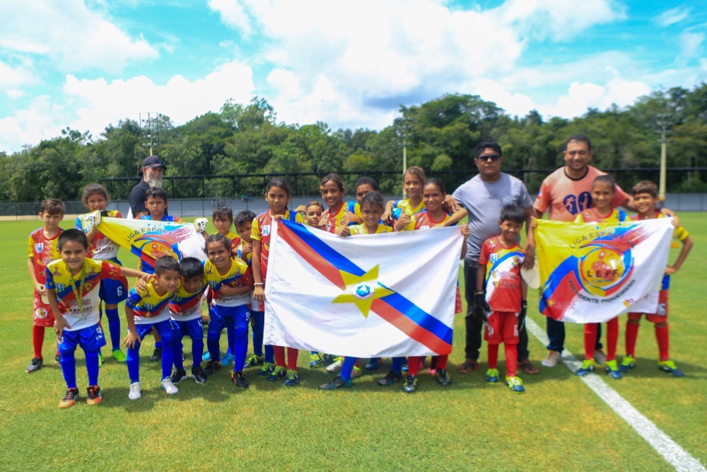 Est&aacute;dio de Presidente Figueiredo &eacute; inaugurado com capacidade para mais de 2,6 mil pessoas