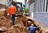 Rua do bairro Alvorada tem rede de drenagem recuperada após formação de cratera na via