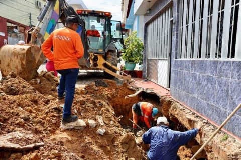Rua do bairro Alvorada tem rede de drenagem recuperada após formação de cratera na via